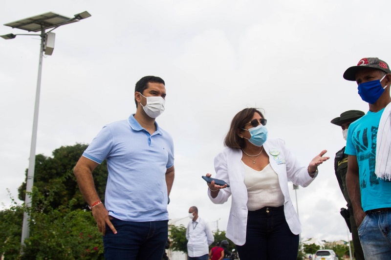 La directora encargada y el alcalde conversan con propietarios de vehículos de tracción animal durante la visita