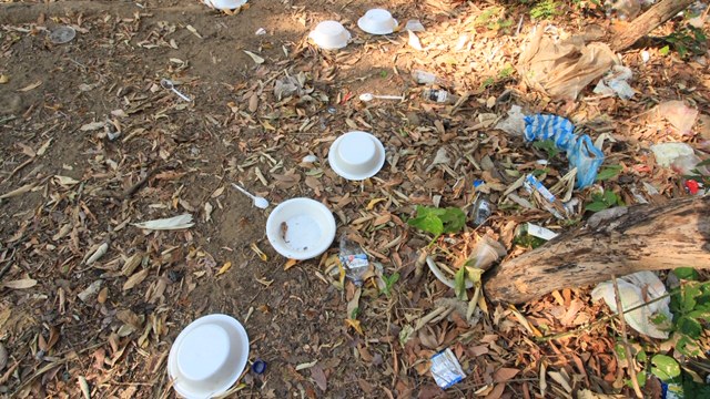 Platos desechables y basura sobre la tierra seca en la orilla del río Guatapurí