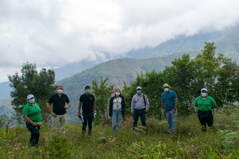 Funcionarios y habitantes posan en una ladera con vegetación en la Serranía del Perijá