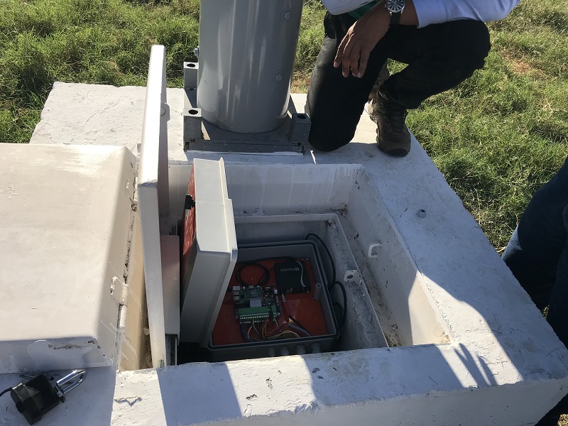 Interior de una caja de equipos electrónicos de la estación automática de monitoreo, junto a su poste