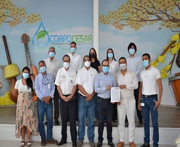 Grupo de funcionarios y representantes de entidades posa frente a un mural con el logo de Corpocesar tras la firma de la plataforma colaborativa
