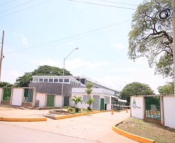 Fachada de una sede de Corpocesar con entrada, andén y zonas verdes