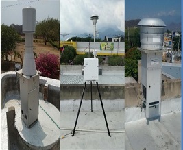 Equipos de medición de la calidad del aire del sistema de vigilancia instalados en una terraza