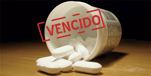 Fotografía de un frasco de pastillas volcado, con el sello rojo «Vencido».