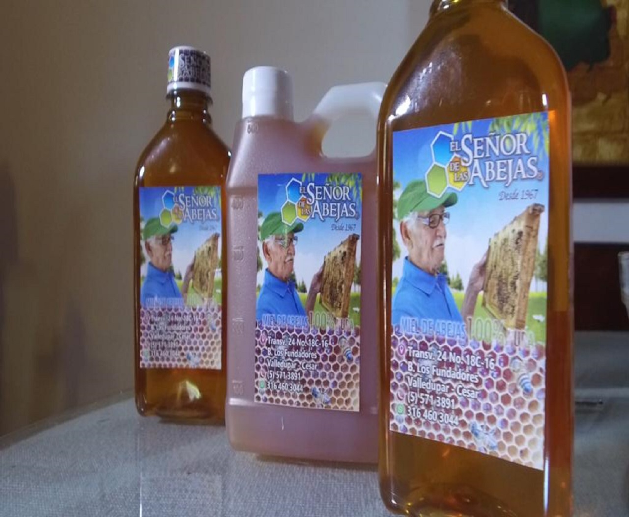 Tres botellas de miel con la etiqueta «El Señor de las Abejas».