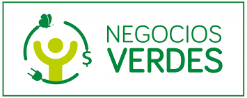 Logotipo de Negocios Verdes: figura humana verde con los brazos en alto dentro de un círculo con una mariposa, un enchufe y el signo de pesos.