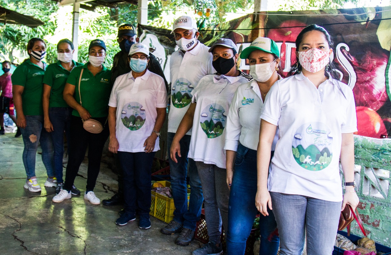 Guardianas de paz y ambiente con camisetas y gorras de la campaña posan en un mercado