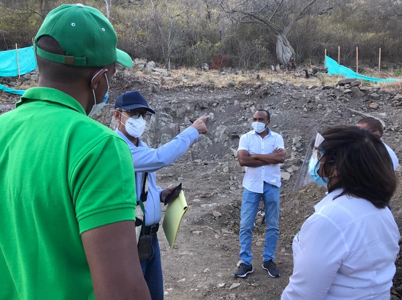 Funcionarios y personas con tapabocas revisan un terreno en el cerro Hurtado durante la visita de inspección