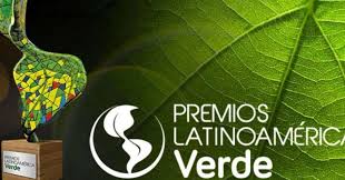 Logo de Premios Latinoamérica Verde junto a una estatuilla sobre una hoja verde